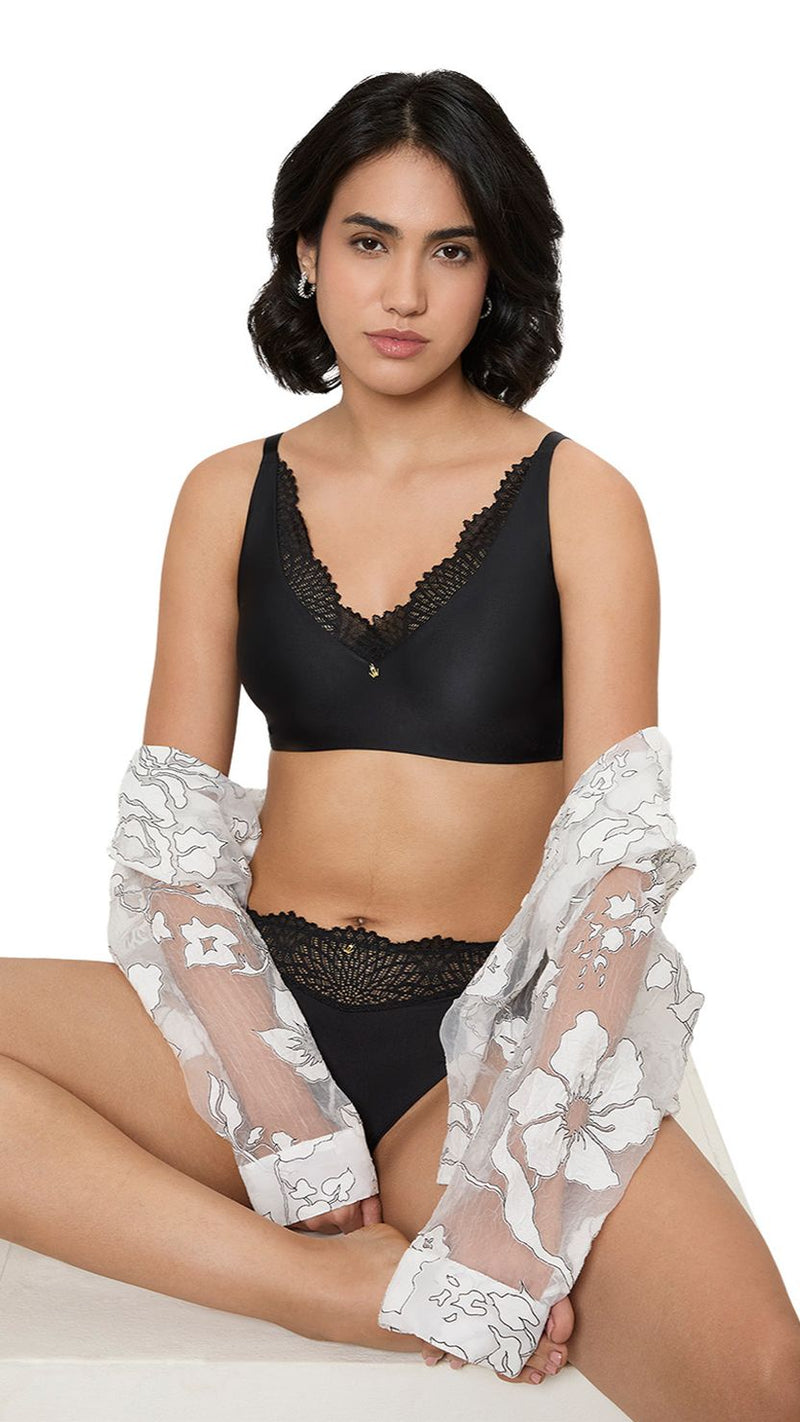 Triumph Black Seamless Wire-Free Bra Lace Neckline