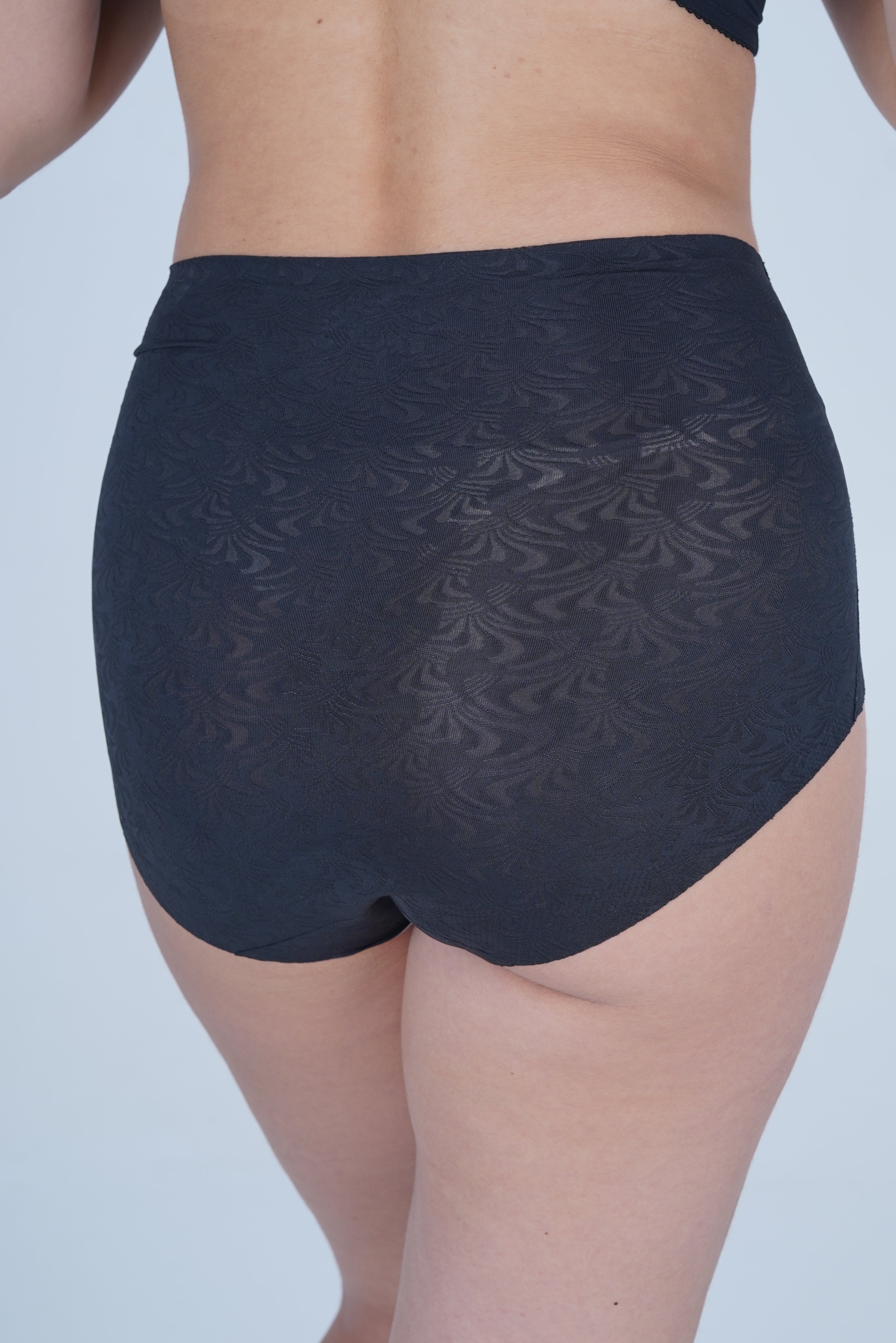 AXTZH Seamless Body-Hugging Women’s Brief with Delicate Front Accent XPTYSNETHW2262IJ-BLACK