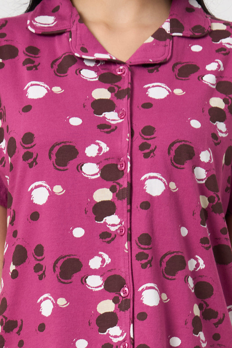 Close up of the notch collar and print detail on the magenta shirt