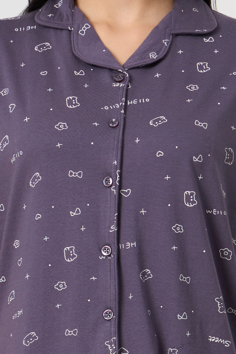 Close up of the notch collar and print detail on the grey shirt